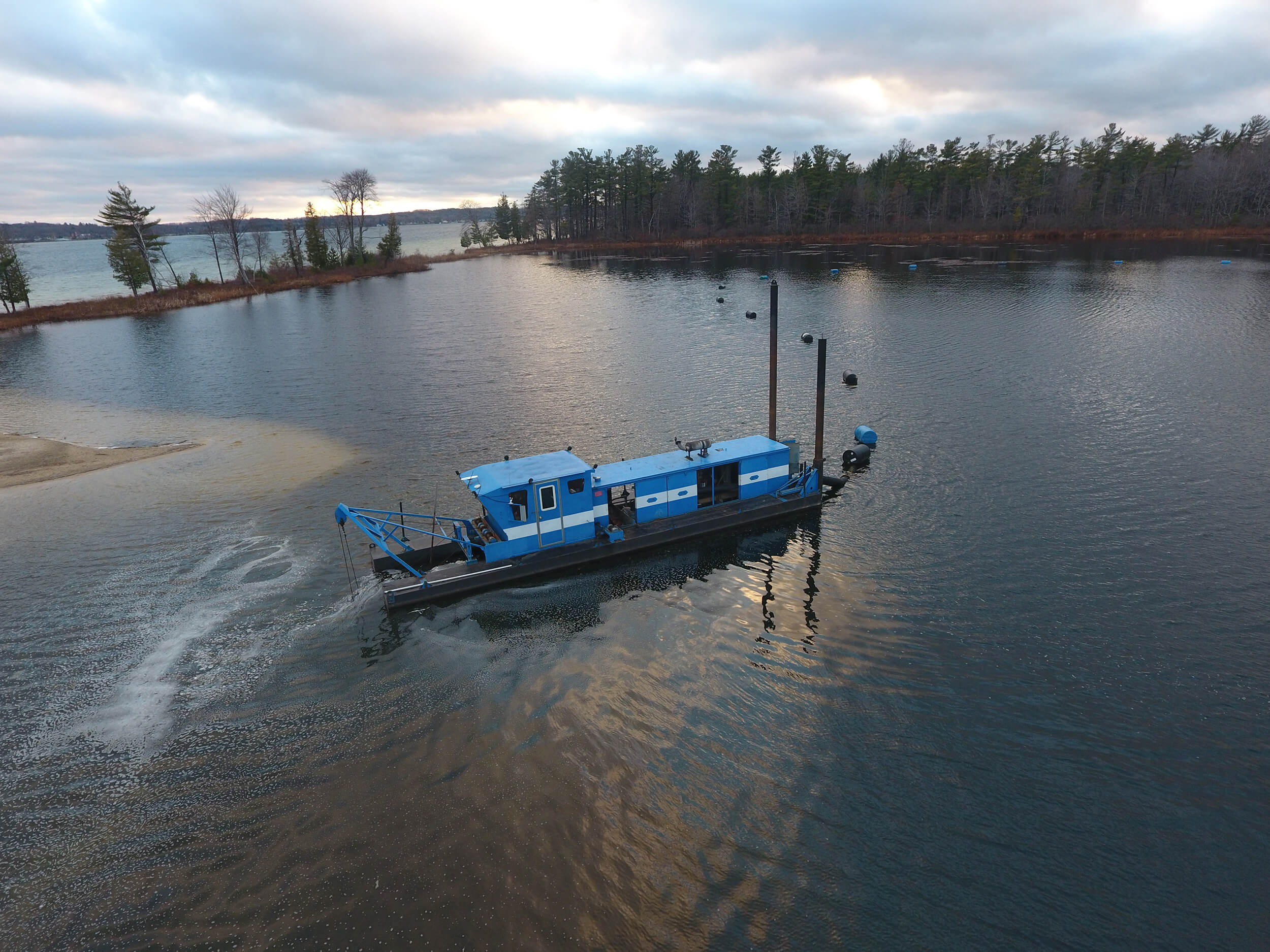 Hydraulic dredge operating offshore