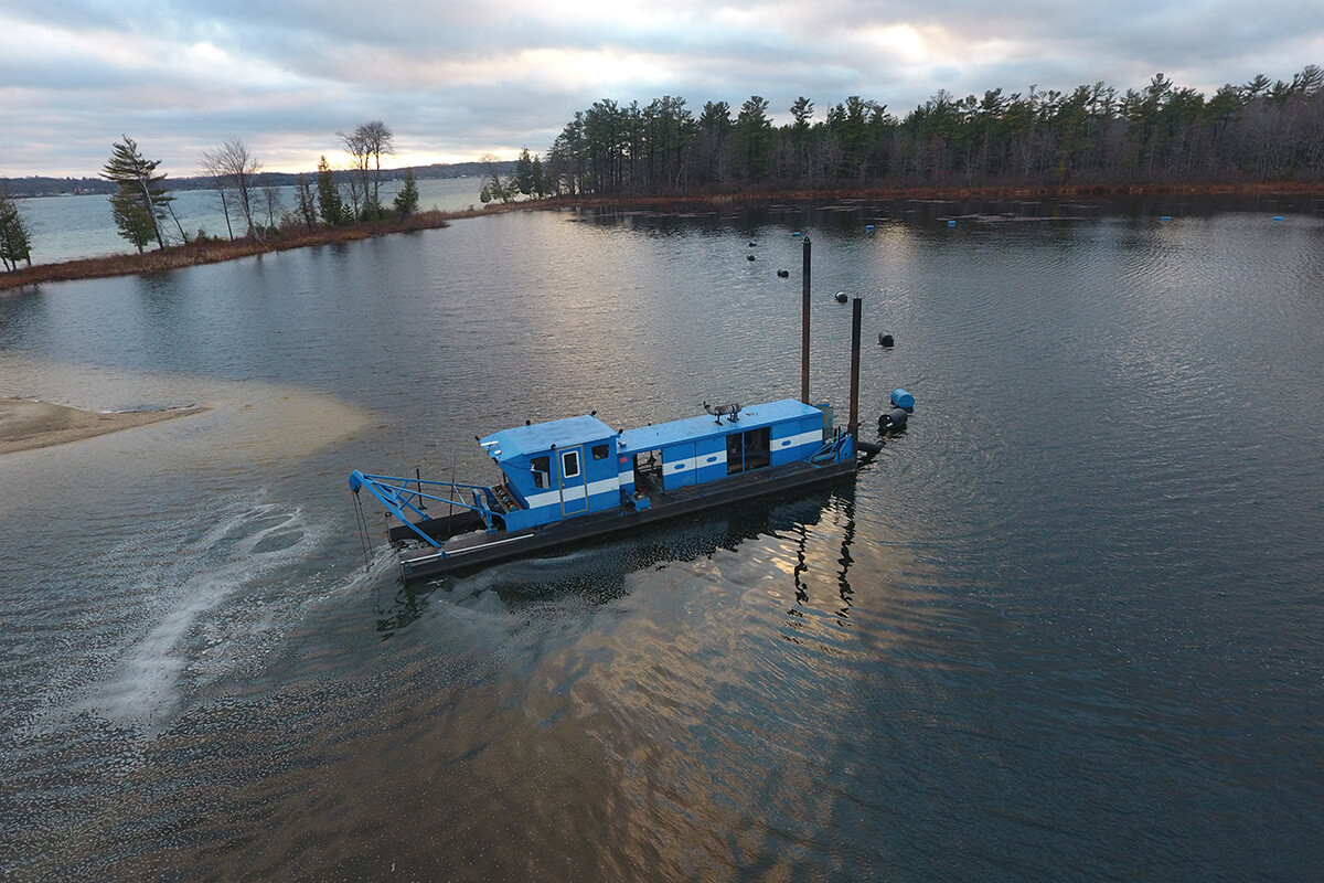 Hydraulic dredge operating offshore